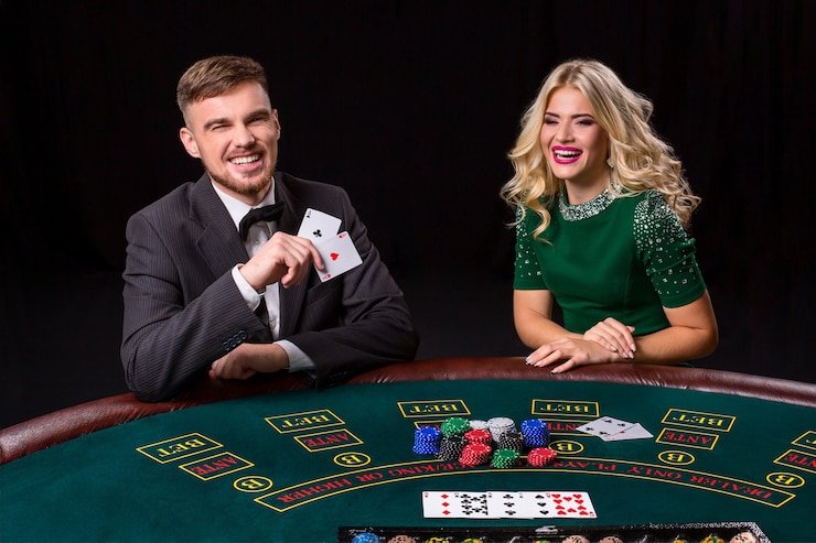 Dealer casino live sedang menjalankan permainan dengan senyuman ramah